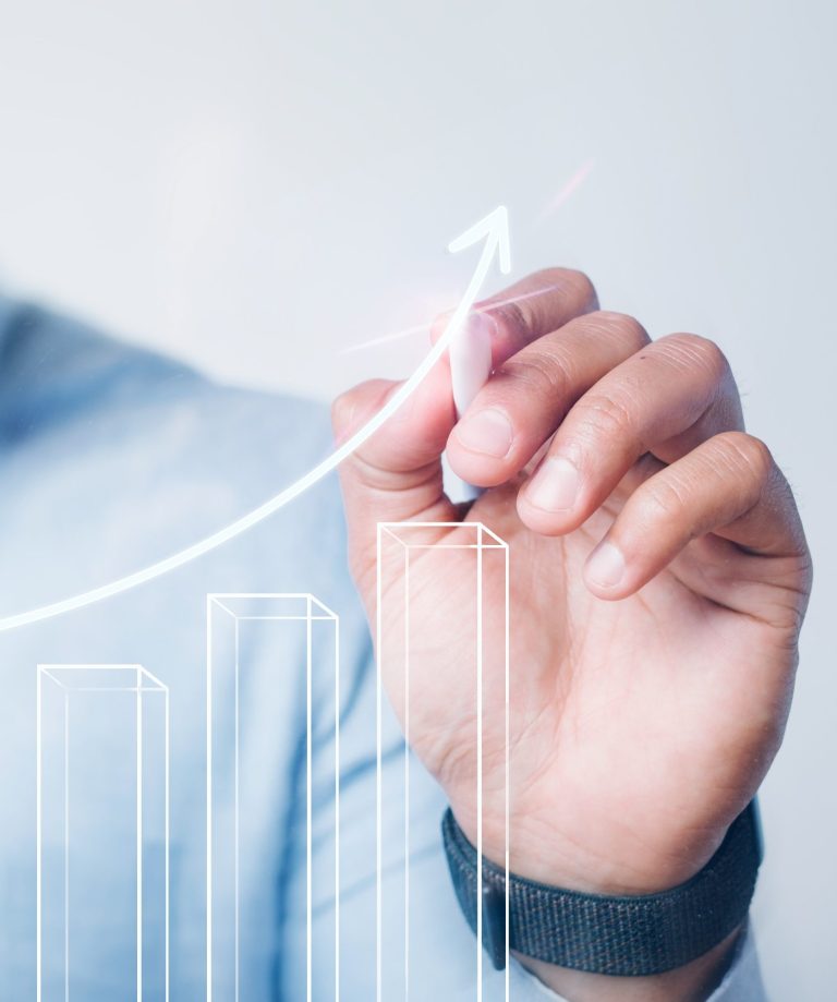 inversiones en bienes y raices Persona señalando una gráfica en ascenso con una mano.